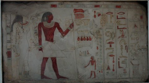 Stèle funéraire en calcaire peint d'un haut fonctionnaire et de son épouse. Saqqara. Ancien Empire.