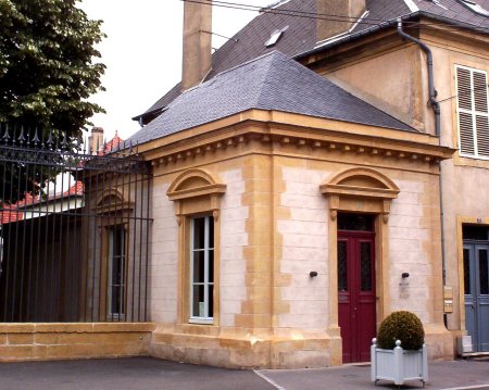 Le pavillon de droite.