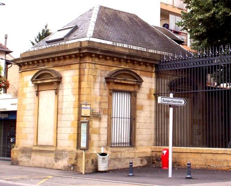 Le pavillon de gauche.