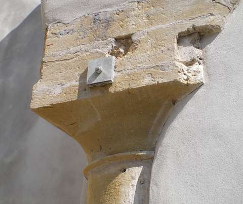 Chapiteau de la colonne vu de l'extérieur.