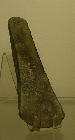Hache à rebord en bronze. Bronze Ancien. Moutrot.