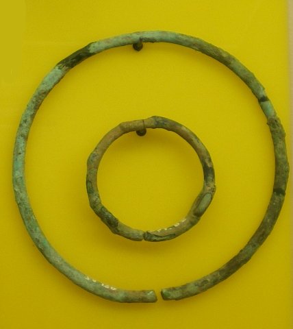 Torque et bracelet. Villey-St-Étienne tumulus 11.