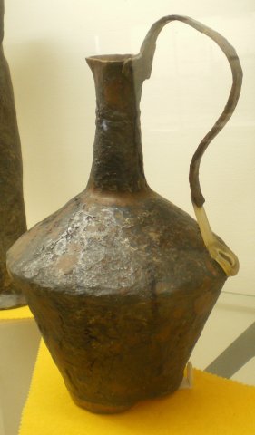 Cruche en métal.