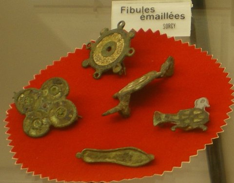Fibules émaillées. Sorcy.