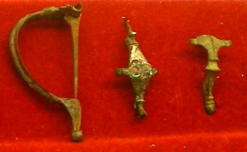 Fibules à charnière. Dieulouard; Sorcy; Toul.