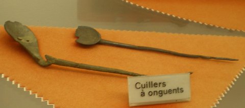 Cuillers à onguent.
