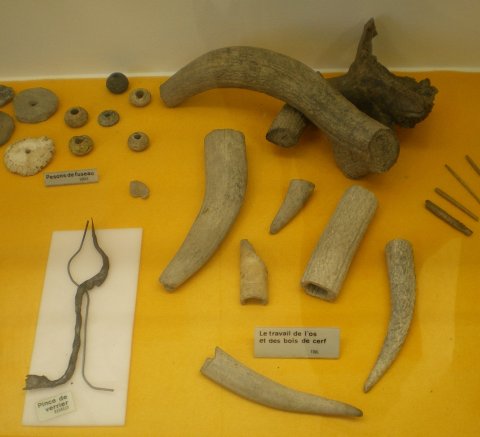 Fusaïoles. Travail du bois de cerf et de l'os.