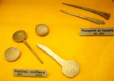 Petites cuillers et poinçons en os. Sorcy, Toul.