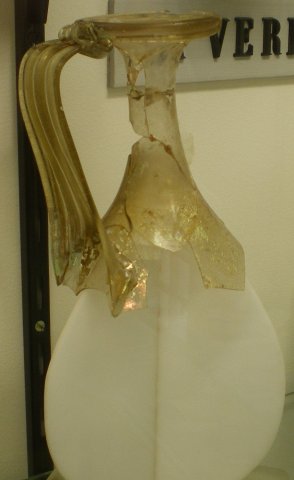 Fragment d'aiguière en verre. Toul St-Mansuy.