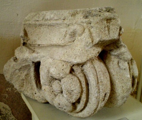 Fragment de chapiteau. Grandménil.