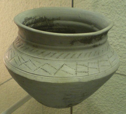 Vase en terre cuite mérovingien.