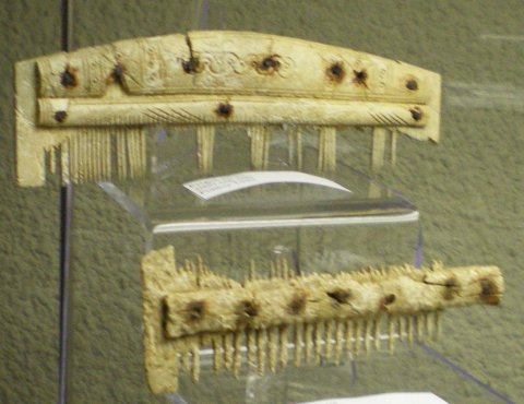 Peignes en os de l'époque mérovingienne.