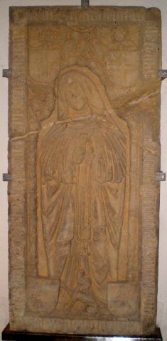 Pierre tombale de Marguerite d'Apremont, décédée en 1528.