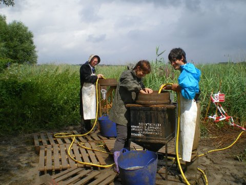 M. McCormick et ses étudiants procèdent au lavage de la terre des sondages.