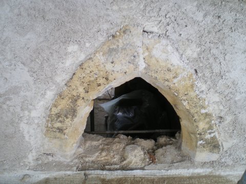 Encadrement extérieur de la fenêtre en ogive.