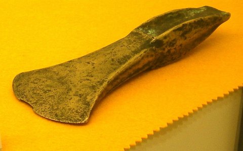Hache à talon. Bronze Moyen. Chaudeney-sur-Moselle.