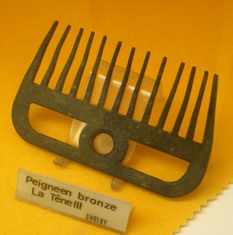 Peigne en bronze. La Tène III. Choloy.