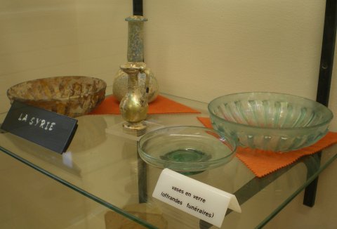 Vitrine de la Syrie. Vases en verre déposés en offrandes funéraires.