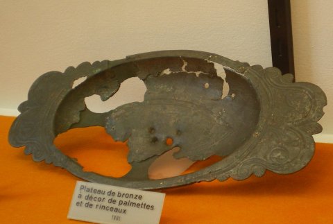 Plateau en bronze à décor de palmettes et de rinceaux. Toul.