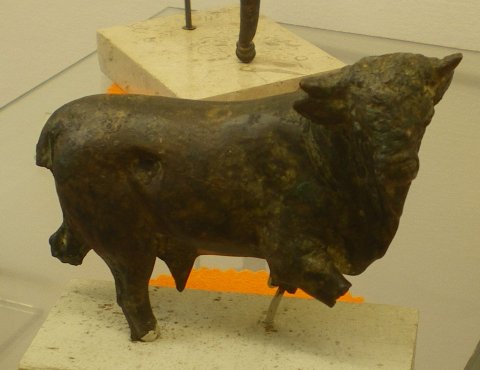 Taureau en bronze. Toul.