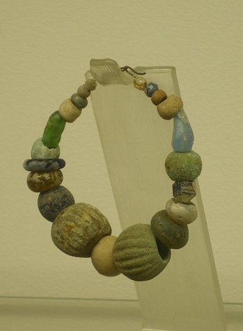 Collier en perles de céramique et de pierre. Toul.