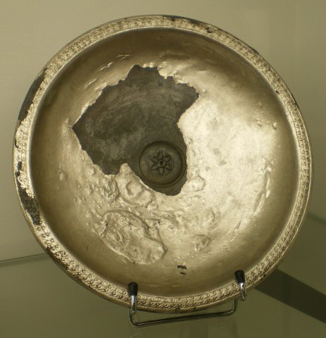 Plat plaqué d'argent. Dépôt de Chaudeney-sur-Moselle.