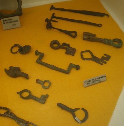 Clefs et poignées de coffres. Toul.