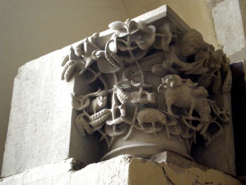 Chapiteau historié (l'enfant prodigue gardant les pourceaux). Transept droit de la cathédrale de Toul.