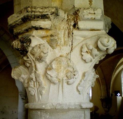 Chapiteau dans l'ancienne salle des malades.