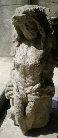 Le Christ. Fragment de croix de carrefour. Frolois. XVe-XVIe s.