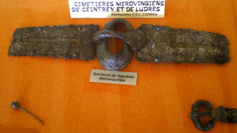 Garniture de baudrier et boucle de ceinture damasquinées, épingle. Cimetières de Cintrey et de Ludres.