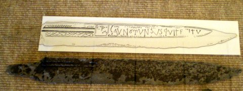 Scramasaxe et son décor. Cimetière de Chaouilley-aux-Écailles. VIe s.