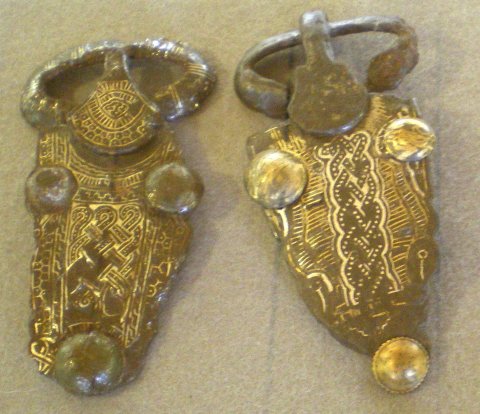 Boucles de ceinture damasquinées.
