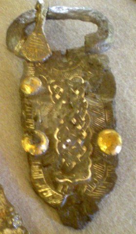 Boucle de ceinture damasquinée.