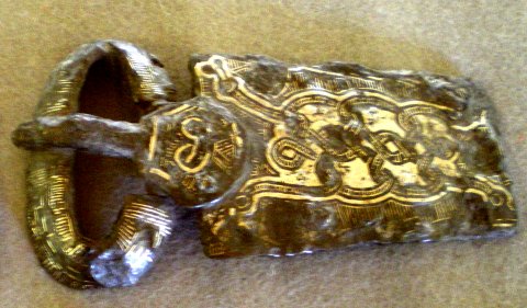 Boucle de ceinture damasquinée.