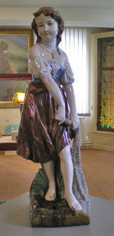 Grande figurine polychrome représentant une jeune pêcheuse.