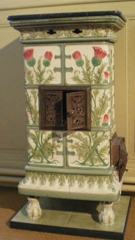 Poêle orné des symboles de la Lorraine, croix et chardons.