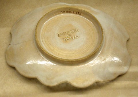 Marque sur le fond d'un plat.
