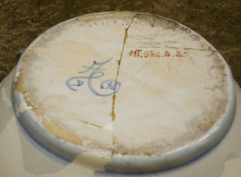 Marque sur le fond d'un plat.
