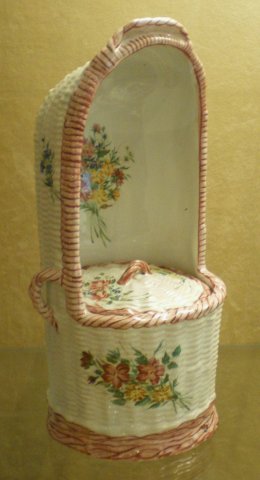 Bonbonnière imitant l'osier à décor floral.