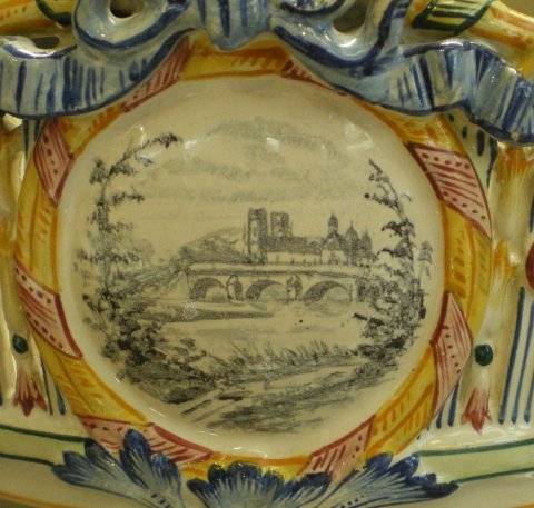 Jardinière ajourée ornée de bouquets et de cartouches de paysages.