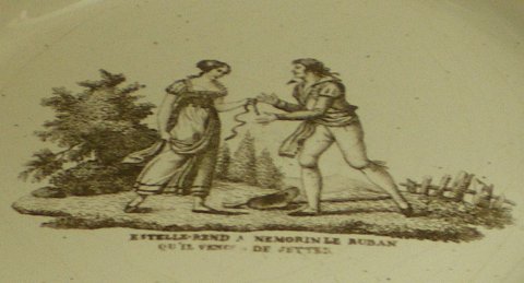 Assiette décorée d'une scène romantique.
