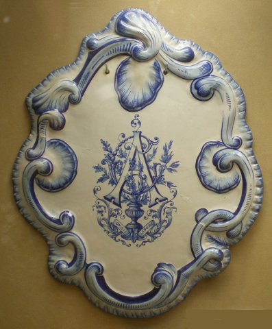 Élément du service du mariage Aubry-Caillaux avec en monogramme les lettres AC entrelacées. 1873.