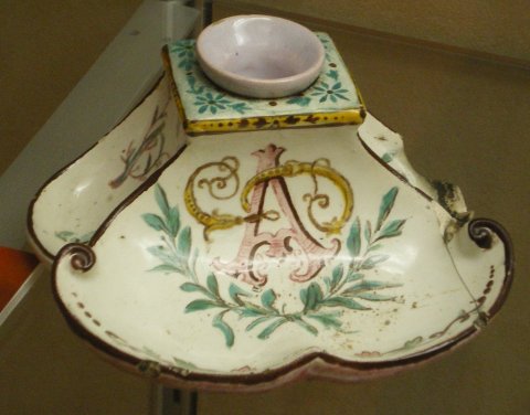 Encrier polychrome orné des initiales entrelacées de G. Aubry. 1879.
