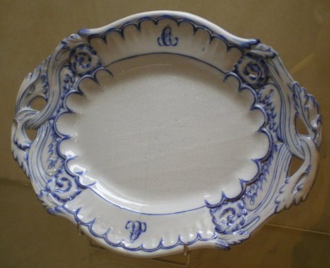 Plat du service du mariage Aubry-Caillaux avec en monogramme les lettres AC entrelacées. 1873.