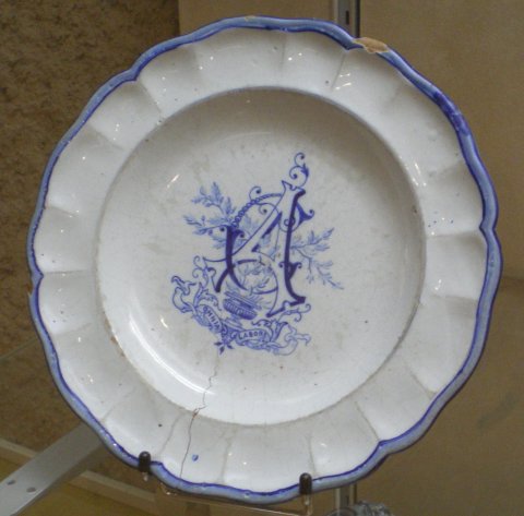 Assiette du service du mariage Aubry-Caillaux avec en monogramme les lettres AC entrelacées. 1873.