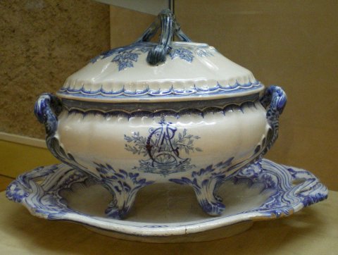 Soupière du service du mariage Aubry-Caillaux avec en monogramme les lettres AC entrelacées. 1873.