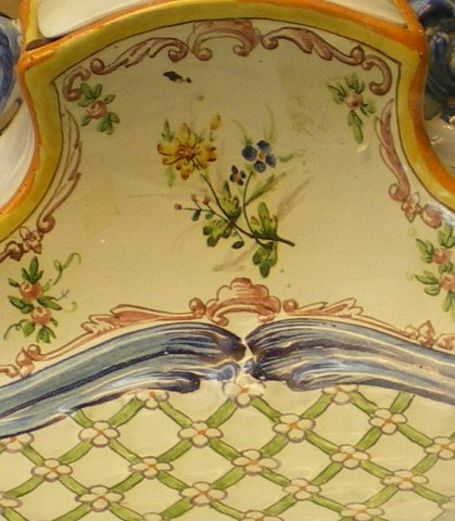 Écritoire de style rocaille à décor polychrome de fleurs et de résilles.