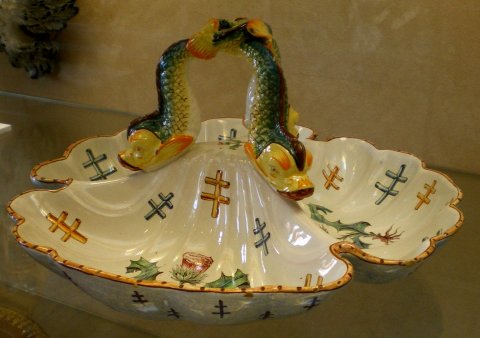 Mendiant polychrome à prises en forme de dauphins, décoré de chardons lorrains et de croix de Lorraine. 1889.