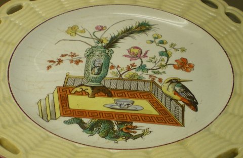 Coupe ajourée à décor en style chinois.
